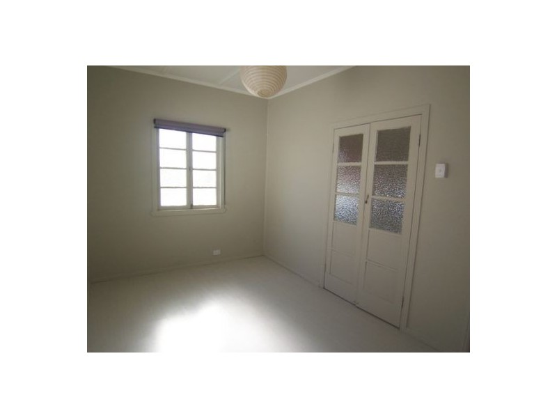 12 Fisher Ave, Southport QLD 4215