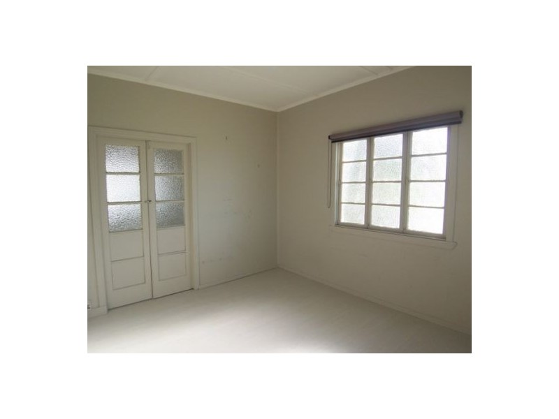 12 Fisher Ave, Southport QLD 4215