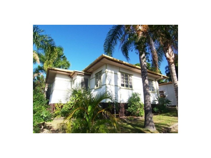 12 Fisher Ave, Southport QLD 4215