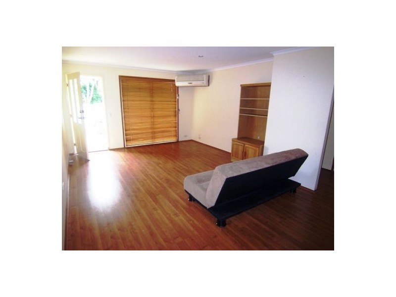 2/10 Robin Joy  Close, Labrador QLD 4215