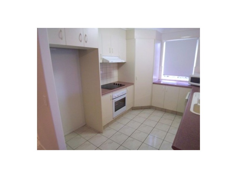 2/10 Barton Avenue, Southport QLD 4215