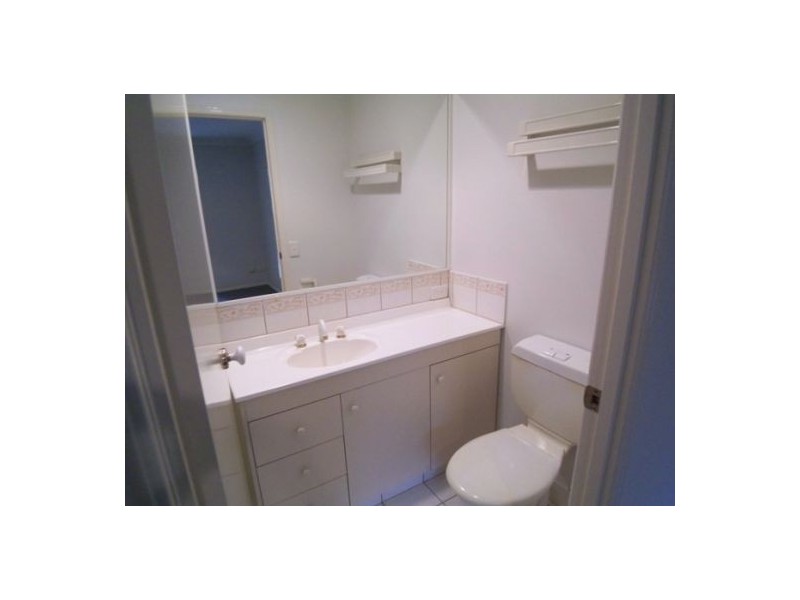 2/10 Barton Avenue, Southport QLD 4215