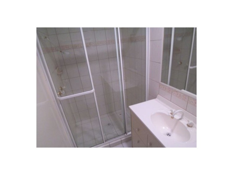 2/10 Barton Avenue, Southport QLD 4215