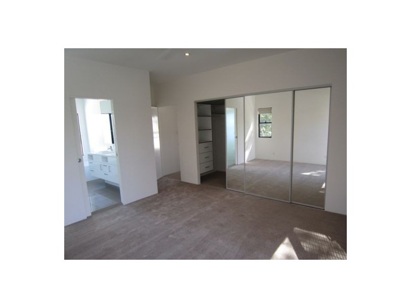 2/134 Ridgeway Avenue, Southport QLD 4215