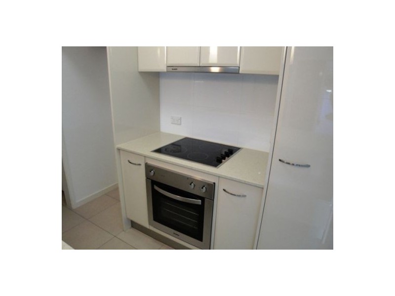 2/84 Falconer Street, Southport QLD 4215