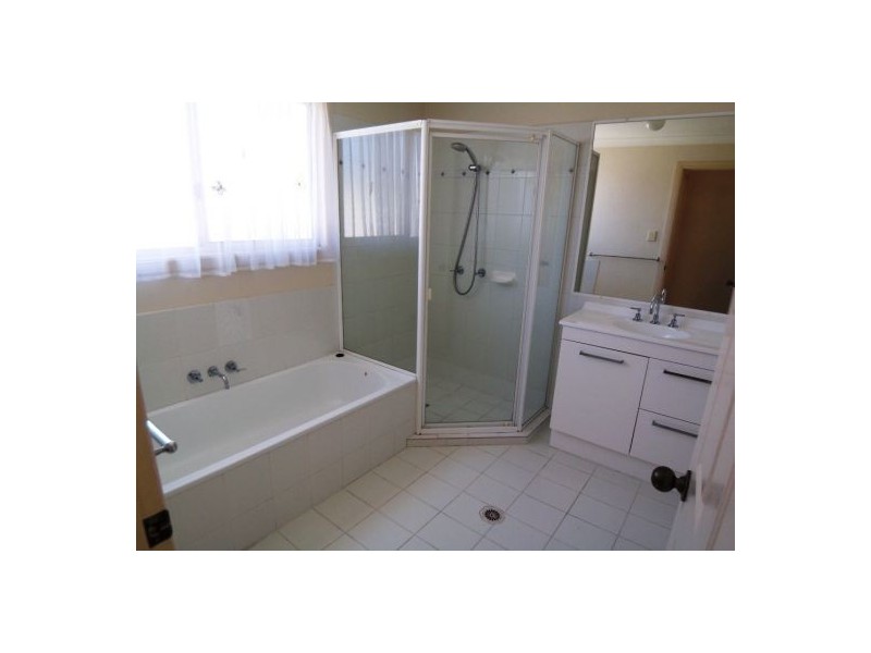 2/152 Frank Street, Labrador QLD 4215