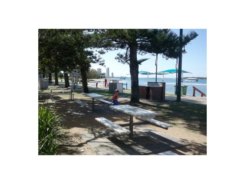 2/152 Frank Street, Labrador QLD 4215