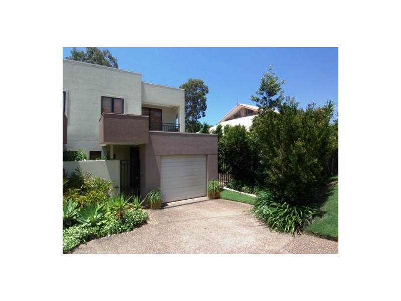 2/11 College Ave, Southport QLD 4215