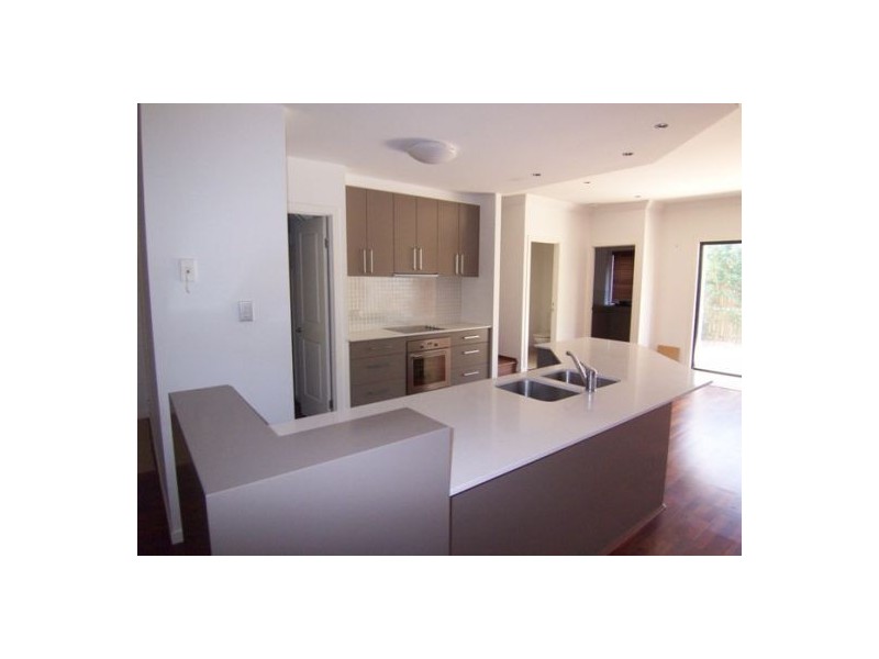 2/11 College Ave, Southport QLD 4215