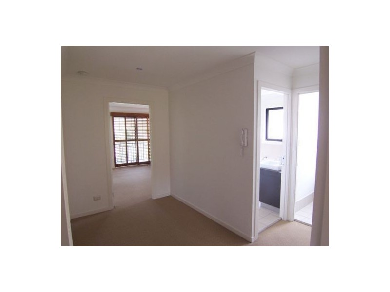 2/11 College Ave, Southport QLD 4215