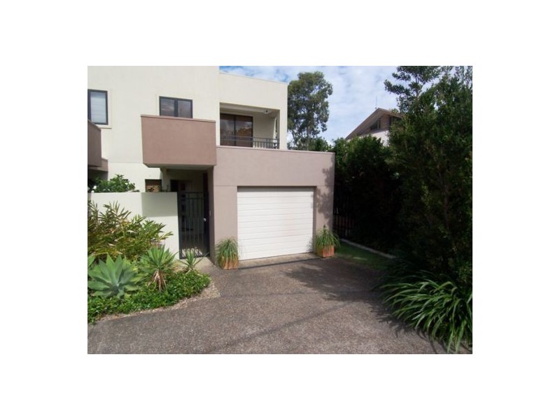 2/11 College Ave, Southport QLD 4215