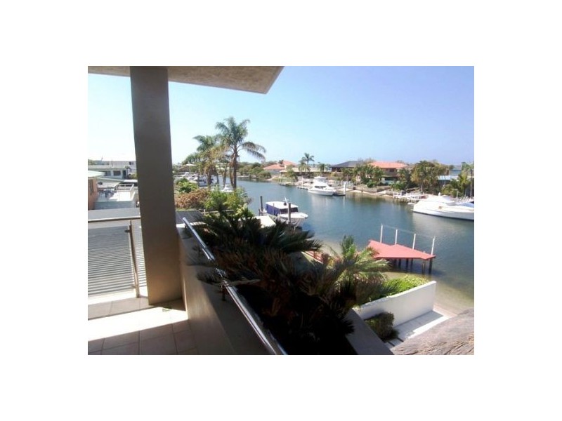 2/5 Canal Ave, Runaway Bay QLD 4216