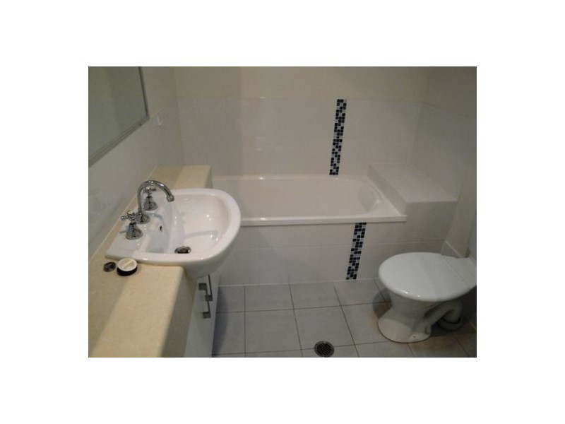 4/100 Imperial Parade, Labrador QLD 4215