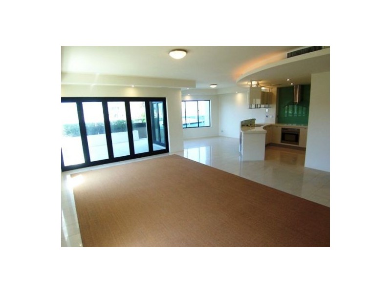 3/5  Canal Aveue, Runaway Bay QLD 4216
