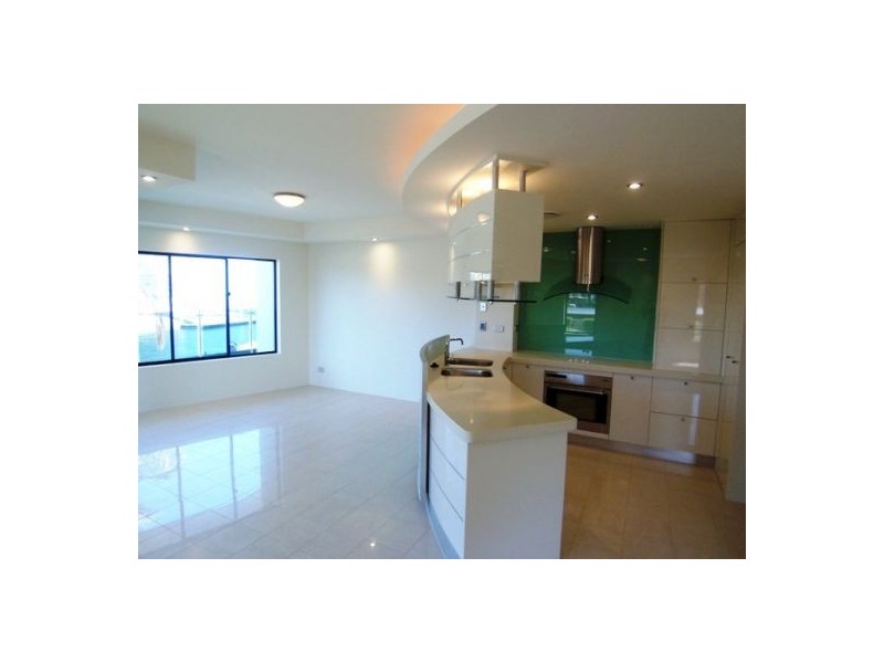 3/5  Canal Aveue, Runaway Bay QLD 4216