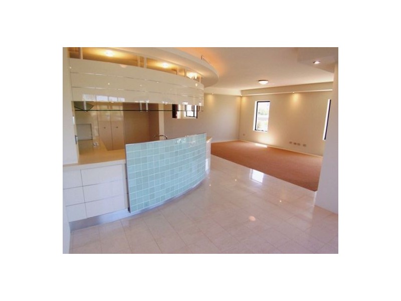 3/5  Canal Aveue, Runaway Bay QLD 4216