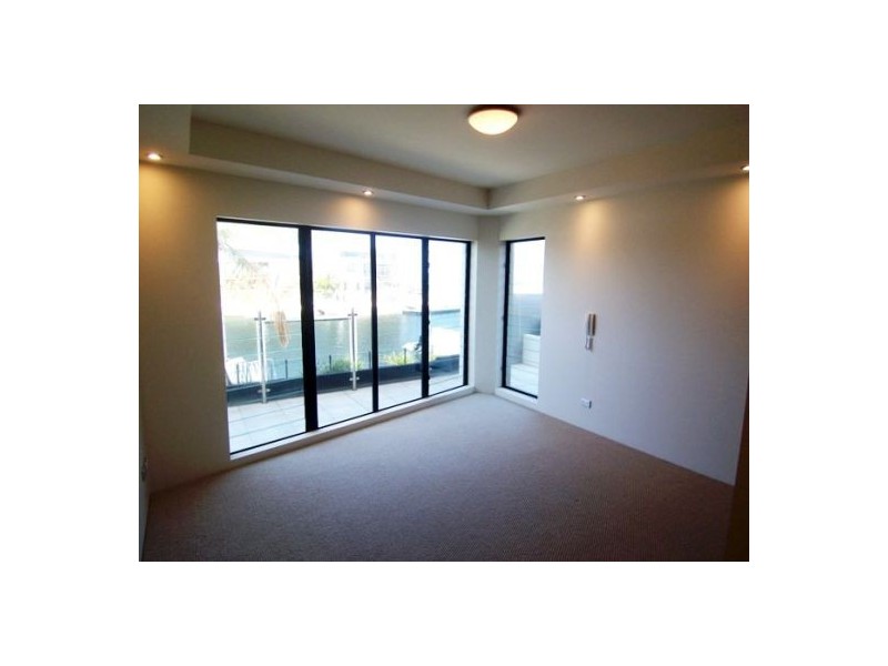 3/5  Canal Aveue, Runaway Bay QLD 4216