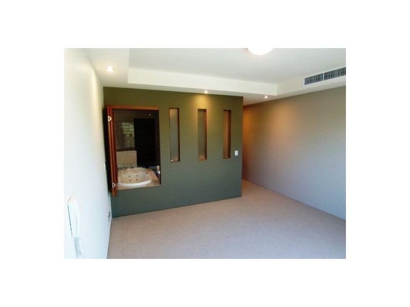3/5  Canal Aveue, Runaway Bay QLD 4216