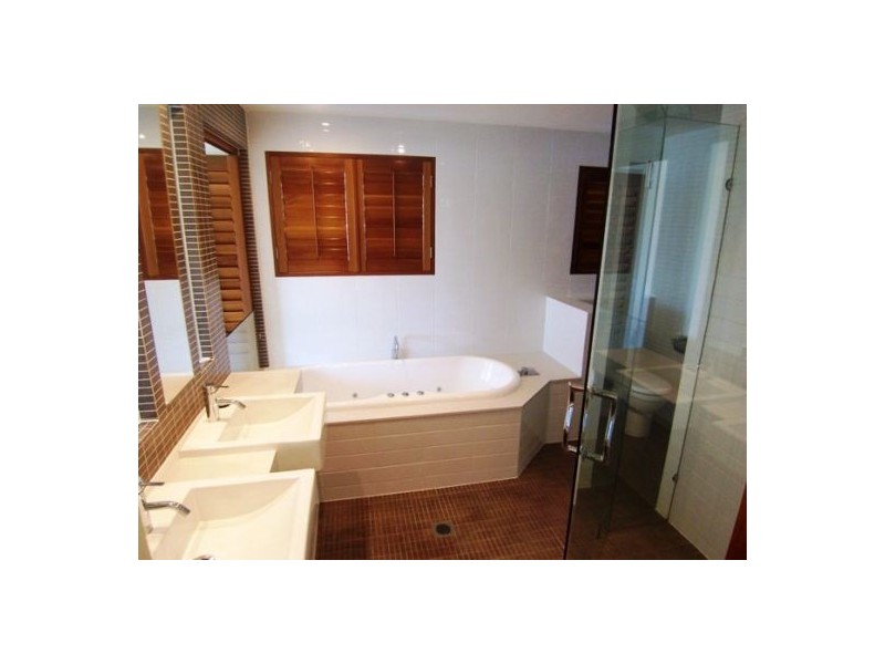 3/5  Canal Aveue, Runaway Bay QLD 4216