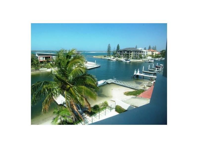 3/5  Canal Aveue, Runaway Bay QLD 4216
