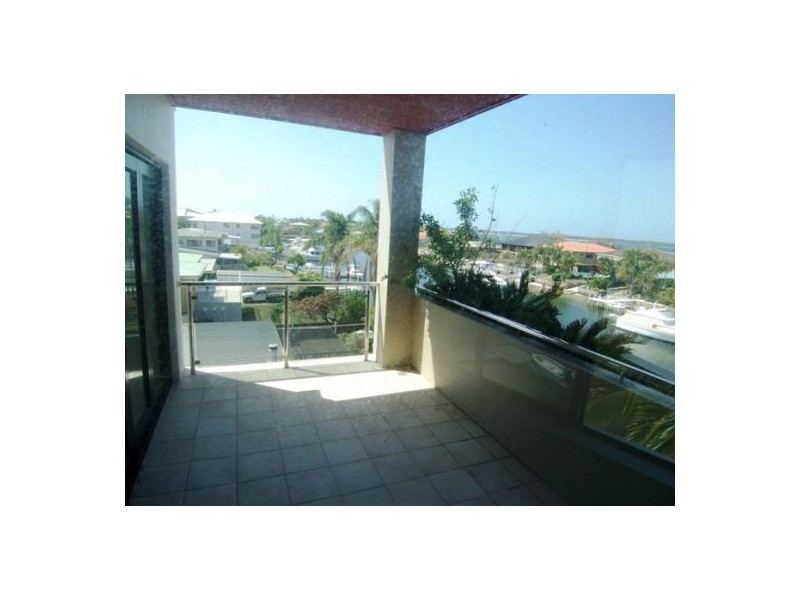 3/5  Canal Aveue, Runaway Bay QLD 4216