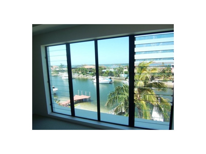 3/5  Canal Aveue, Runaway Bay QLD 4216