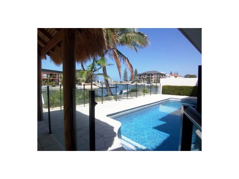 3/5  Canal Aveue, Runaway Bay QLD 4216