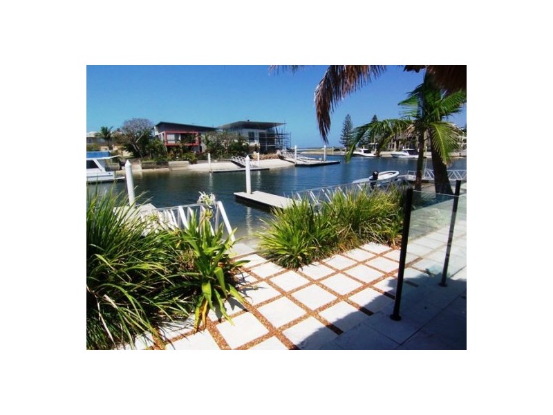 3/5  Canal Aveue, Runaway Bay QLD 4216