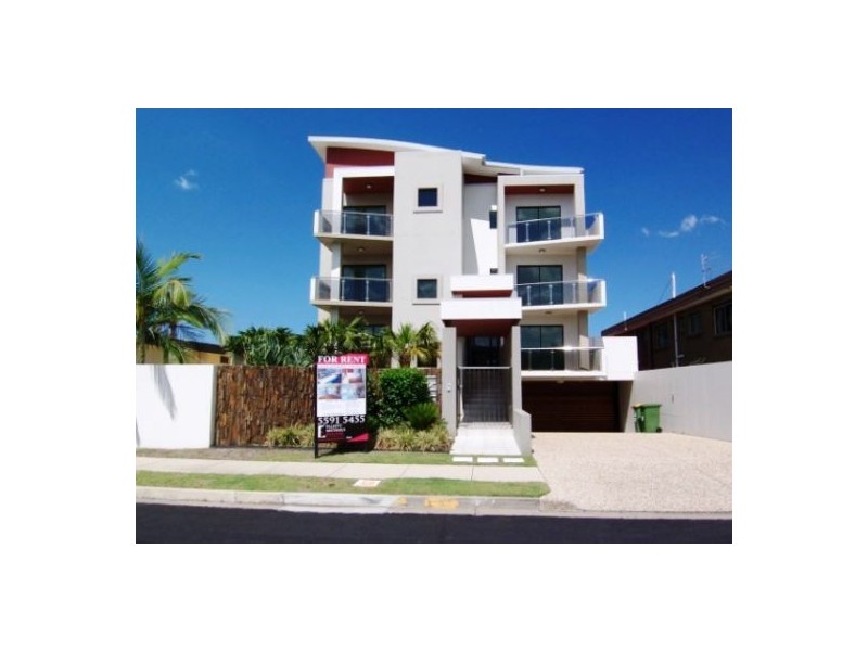 3/5  Canal Aveue, Runaway Bay QLD 4216