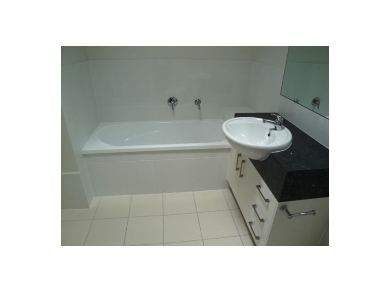 2/119 Eugaree St, Southport QLD 4215