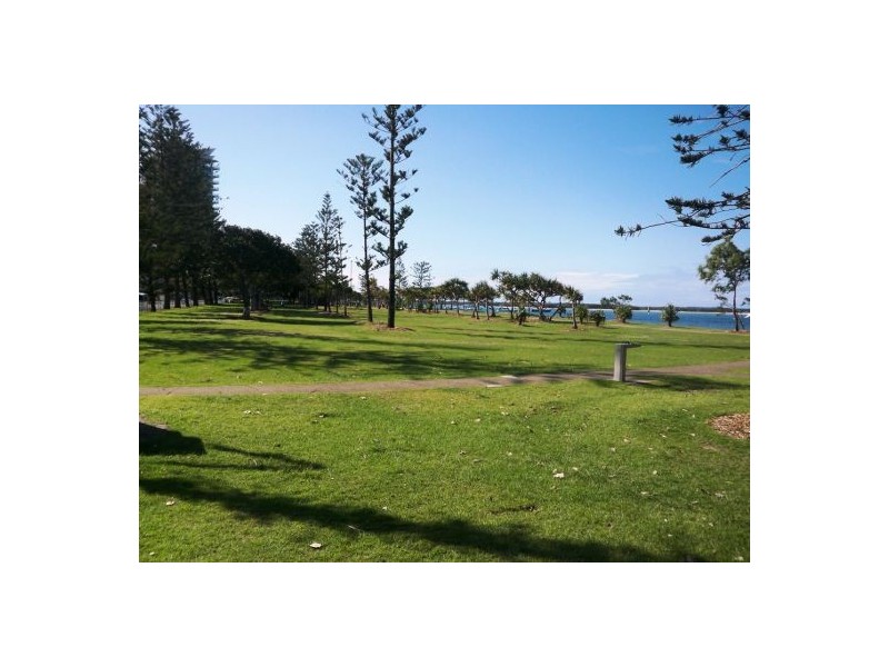 3/5 Ahern Street, Labrador QLD 4215