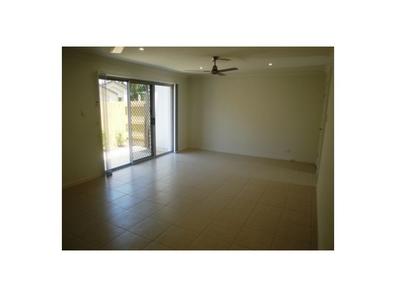 2/119 Eugaree Street, Southport QLD 4215