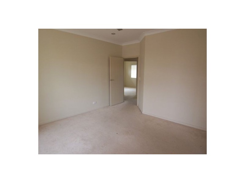 4/33 Harley Street, Labrador QLD 4215