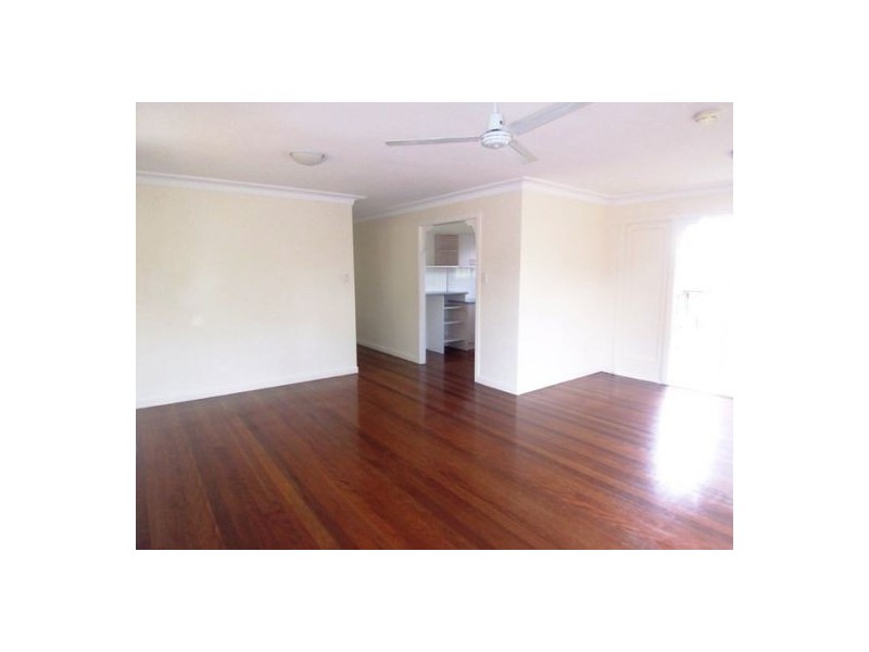 55 Kindra Ave, Southport QLD 4215