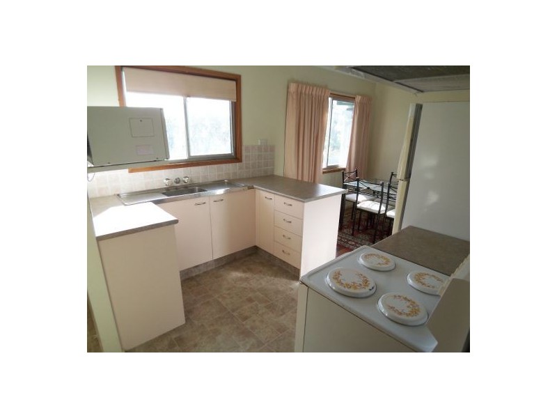 11 Eileen Av, Southport QLD 4215