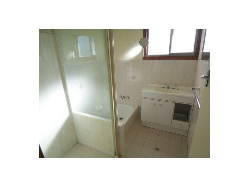 11 Eileen Av, Southport QLD 4215