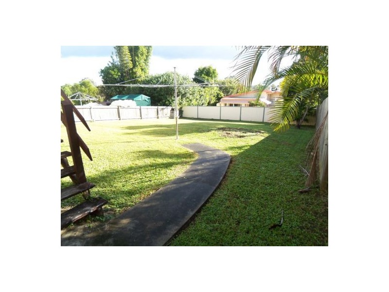 11 Eileen Av, Southport QLD 4215