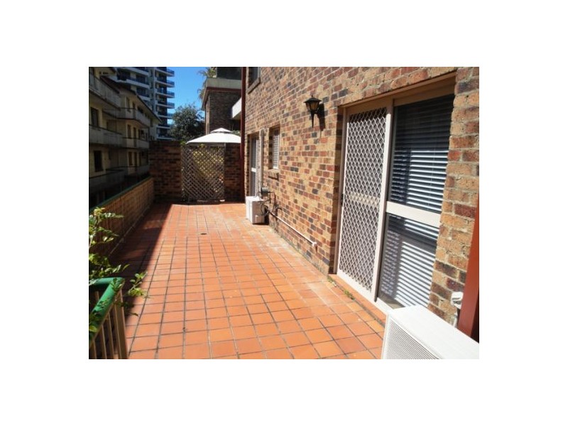 2/61 Bauer Street, Southport QLD 4215