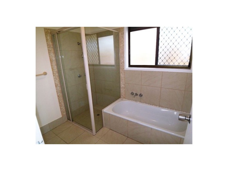 1/4 Jessica Court, Arundel QLD 4214