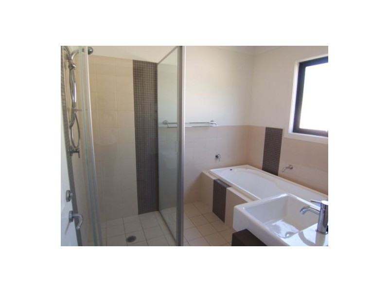 2/11 College Av, Southport QLD 4215