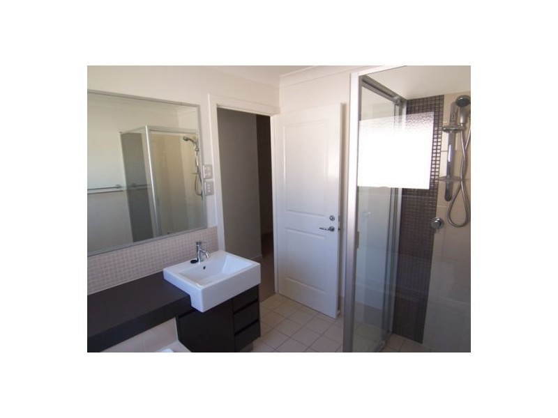 2/11 College Av, Southport QLD 4215