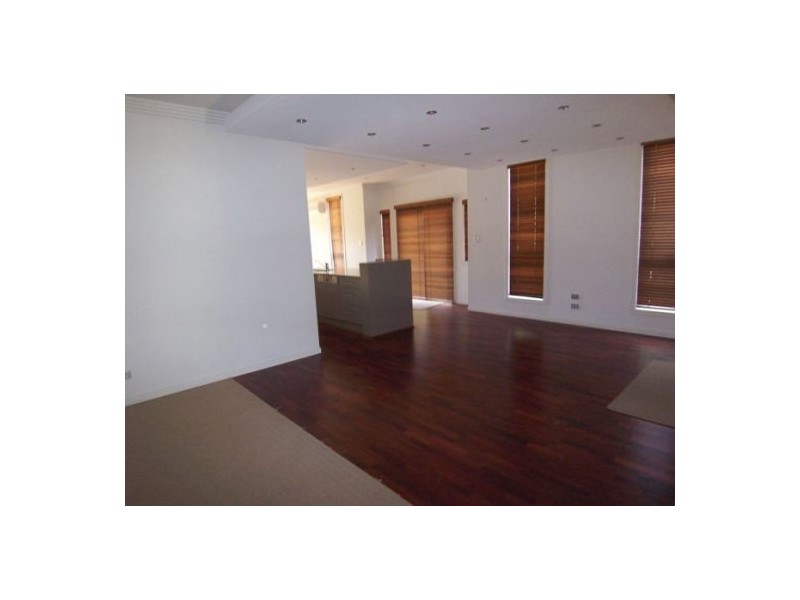 2/11 College Av, Southport QLD 4215