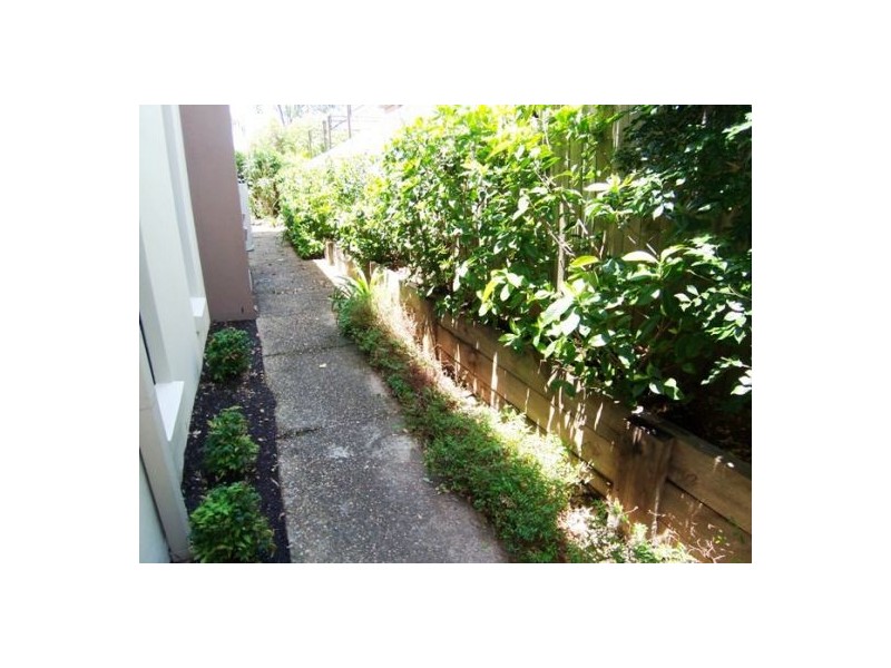 2/11 College Av, Southport QLD 4215