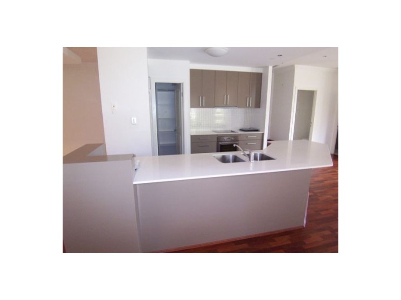 2/11 College Av, Southport QLD 4215