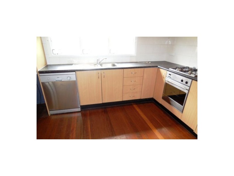31 Kerr Ave, Southport QLD 4215