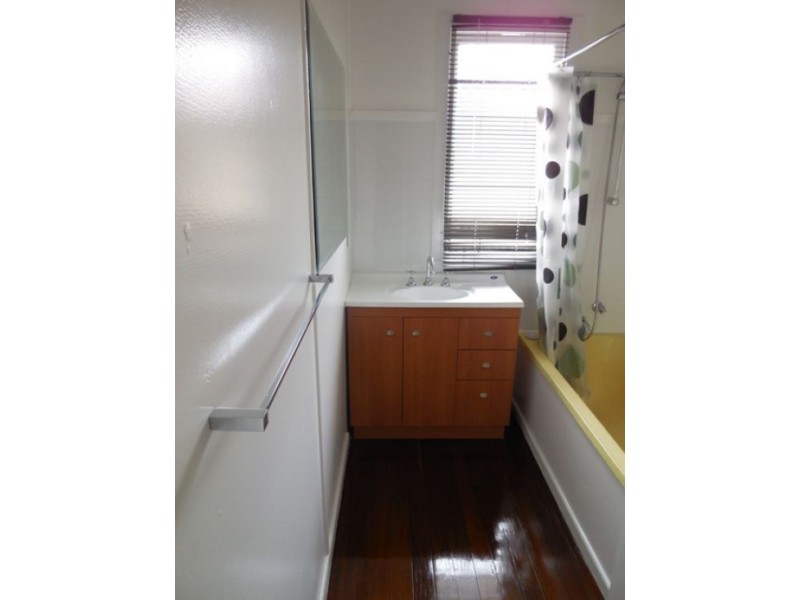 31 Kerr Ave, Southport QLD 4215
