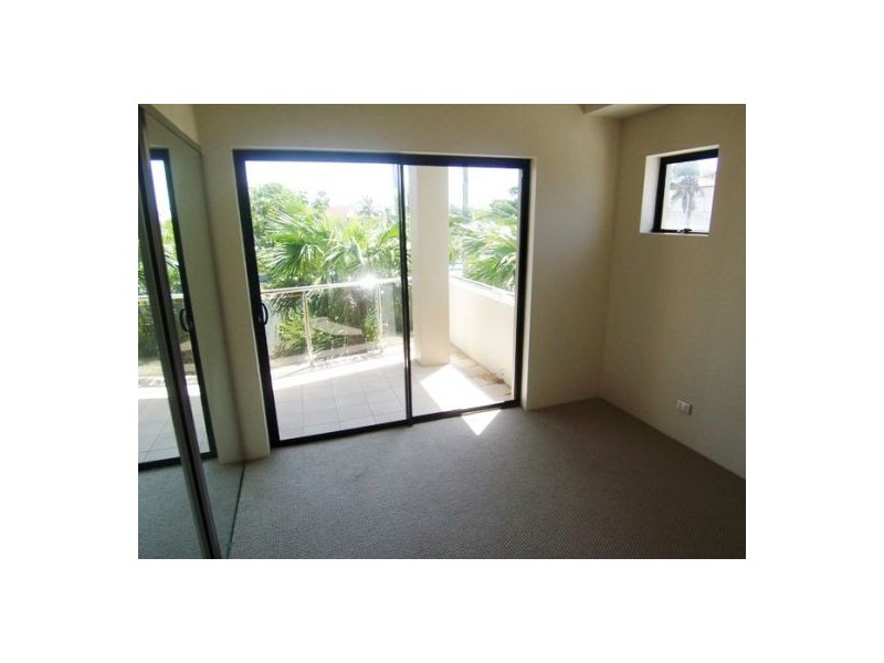 2/5 Canal Avenue, Runaway Bay QLD 4216