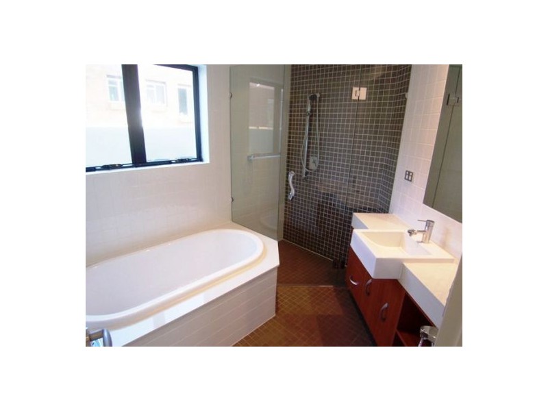 2/5 Canal Avenue, Runaway Bay QLD 4216