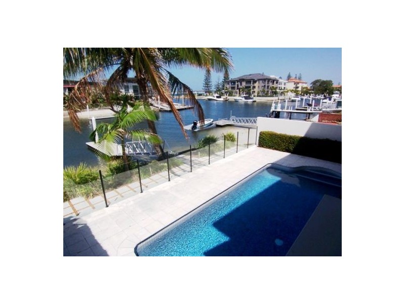 2/5 Canal Avenue, Runaway Bay QLD 4216