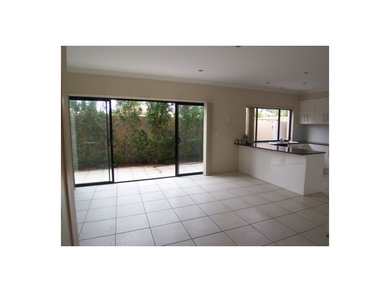 4/33 Harley Street, Labrador QLD 4215